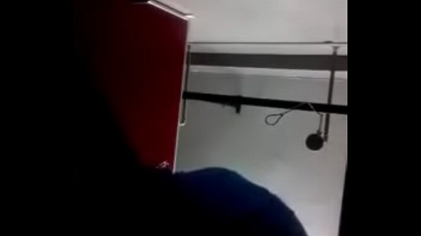 Hetero tomando una ducha (camara oculta)