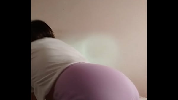 Mulher de pijama na cama, tirando o pijama