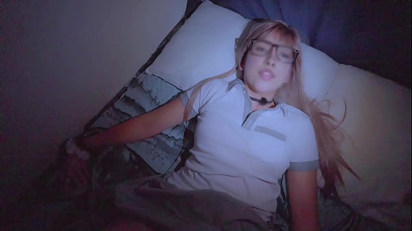 Colegiala en Video CASERO!! Flojita y Cooperando!! Estudiante Recibe verga en su HABITACI&Oacute;N! POV