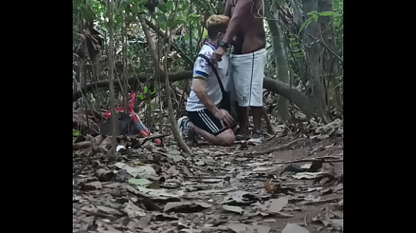 Novinho se perdeu no mato e neg&atilde;o ajudou ele em troca do cuzinho (COMPLETO NO RED)  