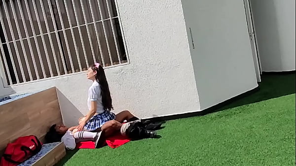 J&oacute;venes colegiales follan en la terraza del colegio y son captados por una c&aacute;mara de seguridad.