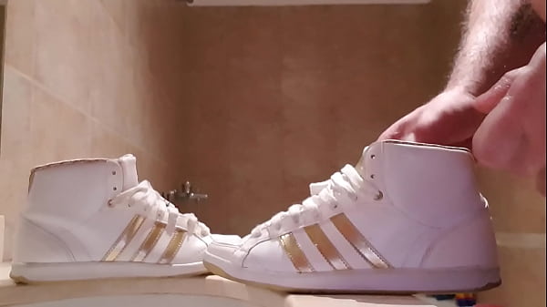 Se masturba con botitas Adidas Hoop y acaba adentro