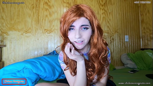 Chica se excita frente a la pantalla