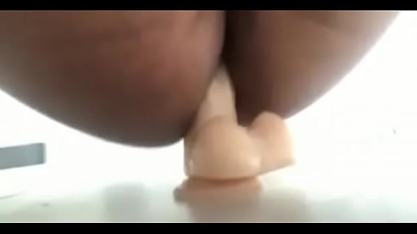 Mi culito hambriento en el ba&ntilde;o