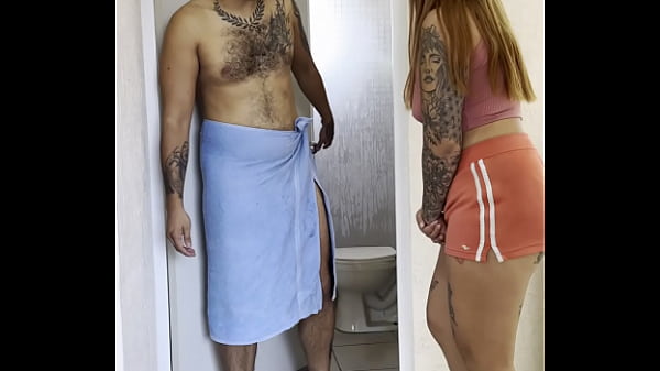 SE TARDA EN EL BA&Ntilde;O Y LE QUIT&Oacute; LA TOALLA PARA VER SU PENE