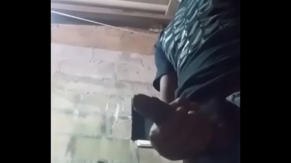 Chico enga&ntilde;ado con rica verga se la jala