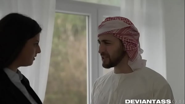 رجل الاعمال بندر ينيك معلمته و يفتح في كسها شوارع