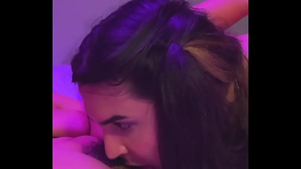 Uma mulher trans fazendo muito sexo com um casal de amigos  