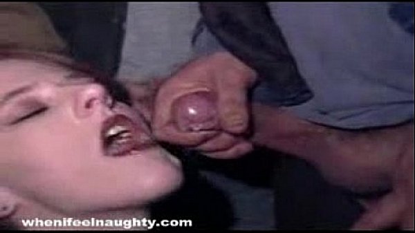 Meisje pijpt alle lullen leeg in porno bioscoop