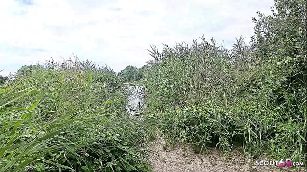 Zwei Jungspunde erwischen reife kurvige T&uuml;rkin nackt am Badesee und ficken sie 