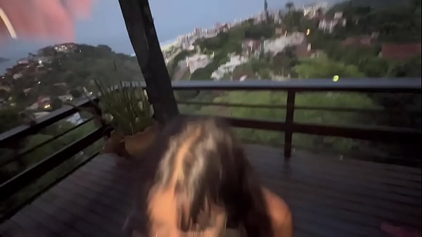 Nerdzinha safada dando a bucetinha na varanda, ser&aacute; que algu&eacute;m viu? 