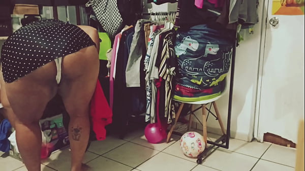 Esposa gordibuena en la habitaci&oacute;n 