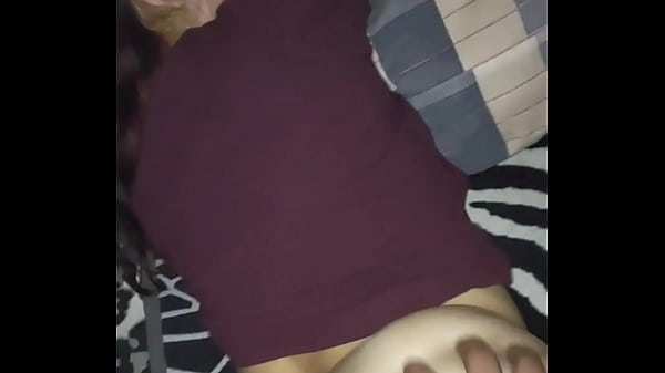 Embarazando a Vecina que me invita a coger en su cama mientras marido est&aacute; trabajando 