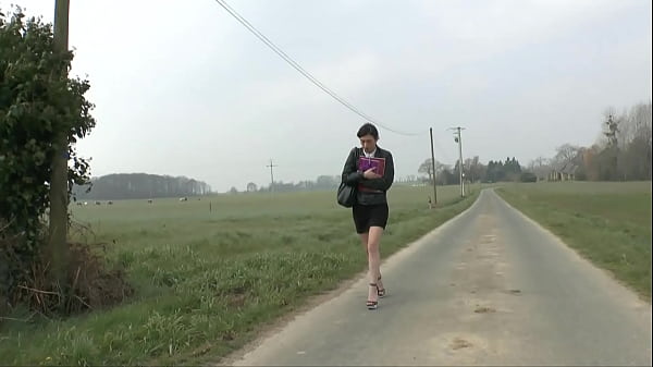 Sconosciuto aiuta la segretaria a raccogliere fogli caduti, e lei lo rigrazia cos&igrave;