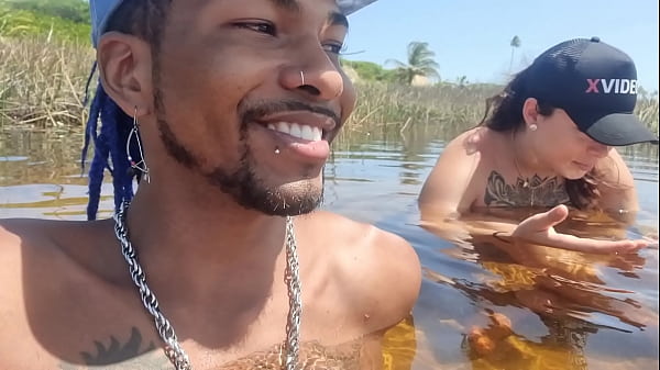 Novinha Branquinha Gostosa Conhecendo a Praia de Nudismo Primeira Vez | Bruninha Fonseca & Joao O Safado 