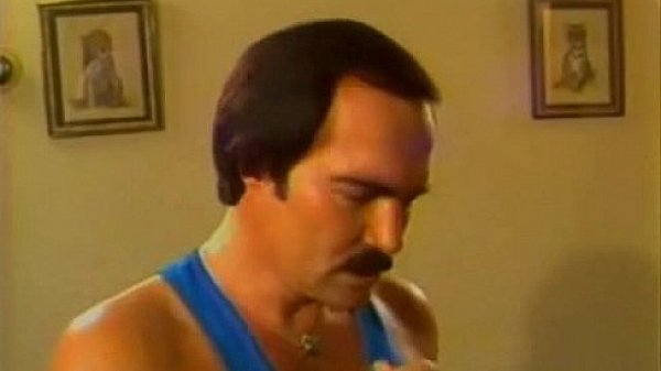 Brasileira Elle Rio dando a buceta para dois - www.tvbuceta.com