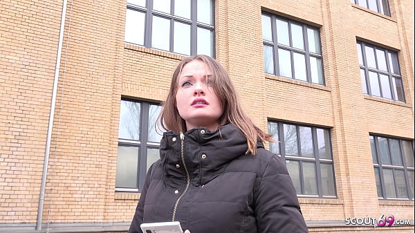 GERMAN SCOUT - Weibliche nat&uuml;rliche Studentin leckt sein Arschloch beim Model Job