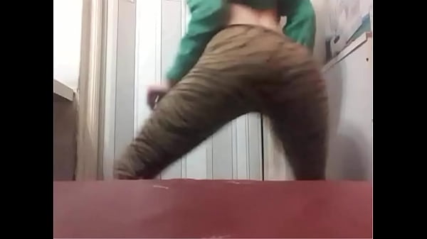 La Puta De Asenjo de Eapao Moviendo El culo con Calza Colada