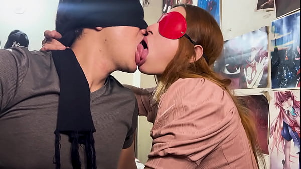 Hermanastra me da un Profundo Beso Franc&eacute;s antes de ir a la cama