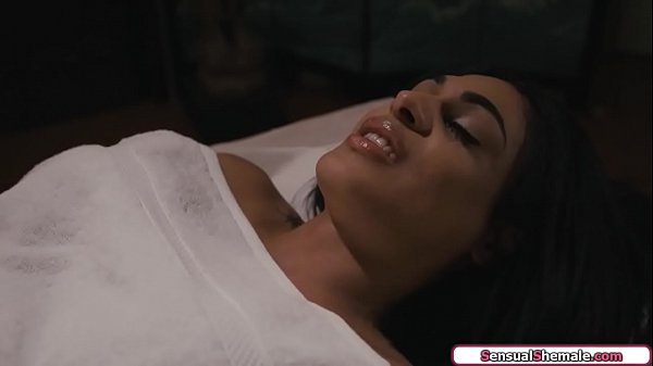 Tranny Eva Maxim goes to a masseur.The black guy gives her a seductive massage and gives her a bj.The shemale sucks his cock and he anal fucks her 