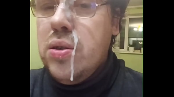 Грязный  профессор снял порно для своего студента! Он дрочит и ест сперму,потому что соскучился по члену своего студента! 