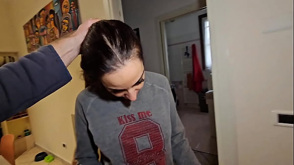 Ritorna a casa dal lavoro e l'aspetto per dargli il mio enorme cazzo.  