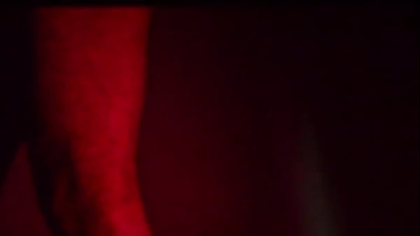 Carioca no escurinho mostrando o pau e a bunda  