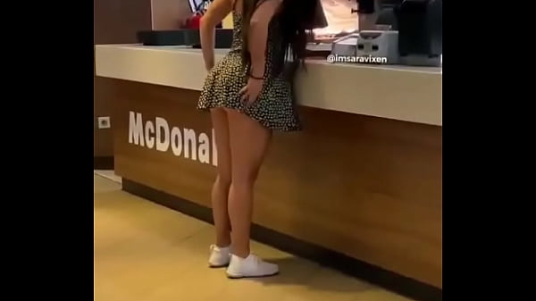 Culona comprando su helado