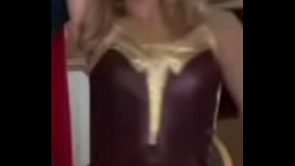 Tik Toker putita moviendo las ricas nalgas en mini falda azul  