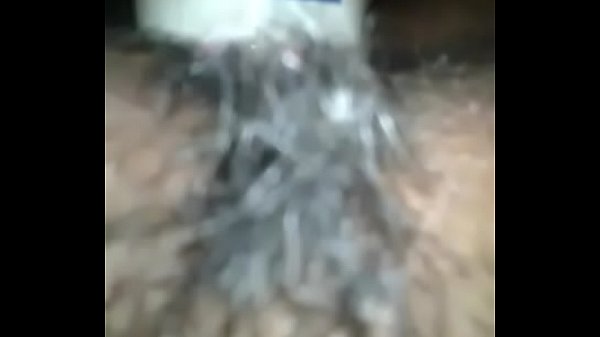 Putita se mete desodorante hasta el fondo