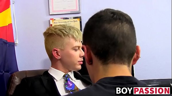 Aaron blowing Kylers thick dick 