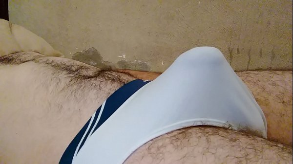 Pegando no pau duro dentro da cueca