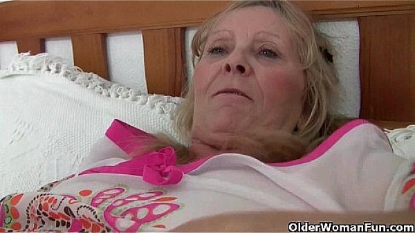 Granny with big tits gets finger fucked by photographer