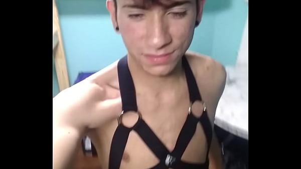 Jovencito gay ense&ntilde;a su cuerpo y arn&eacute;s