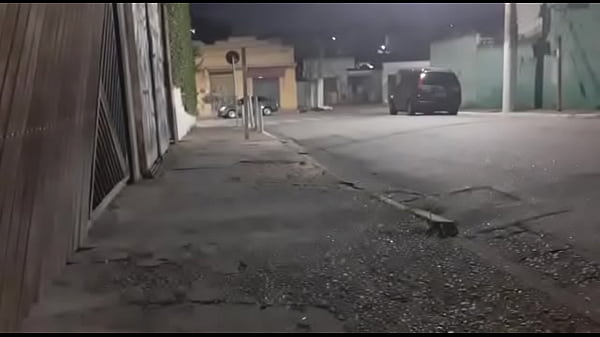 Gostosa coloca o lixo na rua s&oacute; de calcinha, coletor de lixo viu tudo