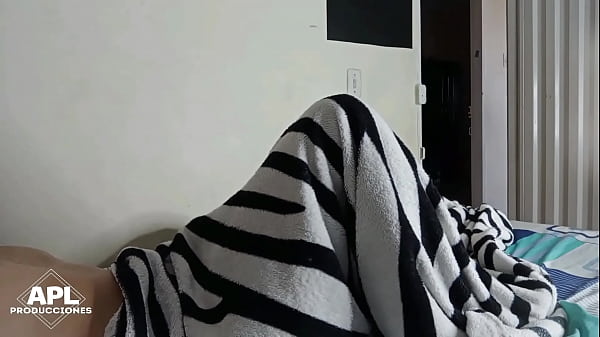 Llego al cuarto de mi hijastro y me doy cuenta que tiene la verga mas rica y grande que he visto