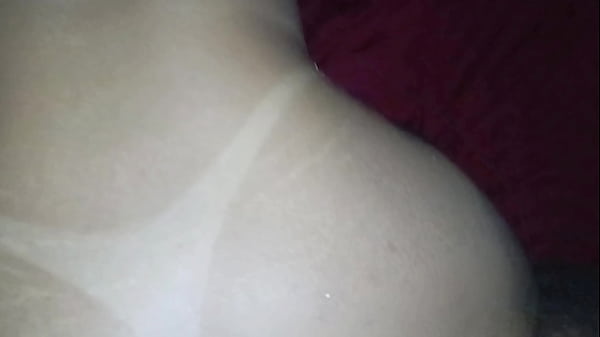 Quando vi a marquinha da esposa do vizinho fiquei excitado na hora. Quis meter tudo nesse cuzinho, tomara que nunca saibam. Loira bunda grande Sexo anal DOGGYSTYLE