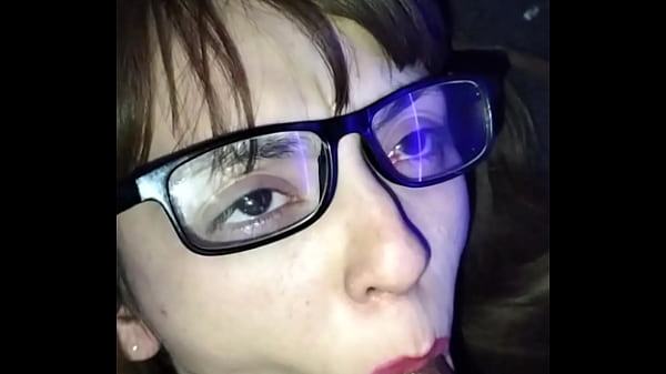 sometida le gusta tragarse la verga completa junto con las bolas!