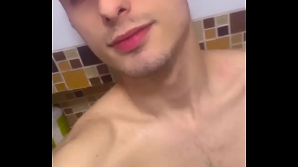 Garoto se masturbando no banheiro sozinho