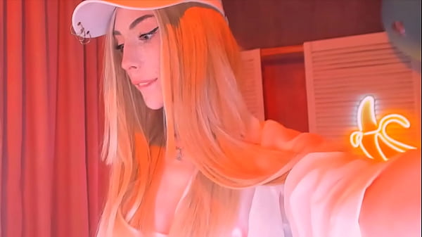 Trap Flaunting Ass On Live