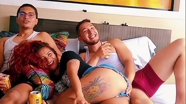 Milf - Mi hermanastro le folla en culo a mi hermanastra al lado m&iacute;o que zorra la latina CORNUDO