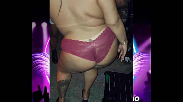 Corno pede a puta pra fazer striper ela acaba mamando pau