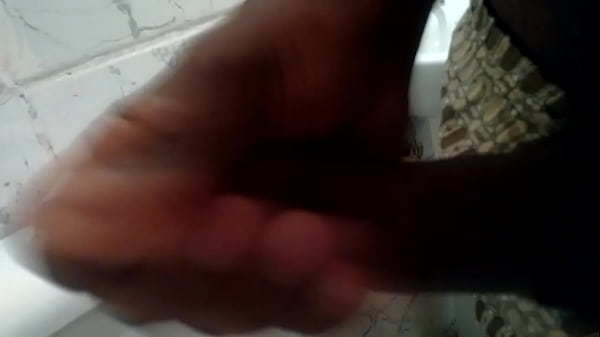 Batendo uma no banheiro  