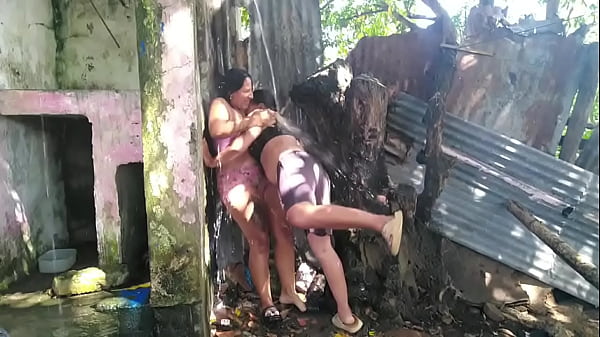 salgo con mi mejor amiga a explorar el bosque, comimos una fruta que nos puso cachondas y comenzamos a darnos cari&ntilde;o y follar