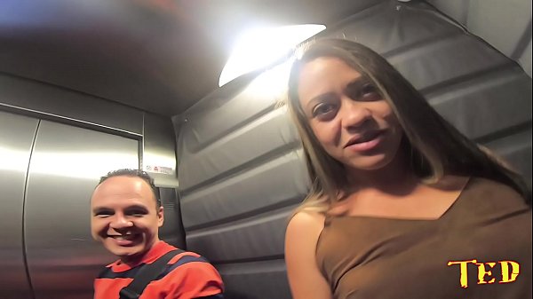 O Dj queria chupada no biquinho do peito pra endurecer o pau