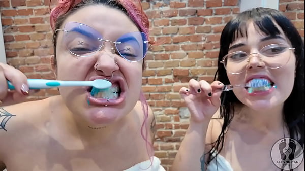 4K GG DENTAL HYGIENIST FETISH TOOTHBRUSHING DENTAL THREAD