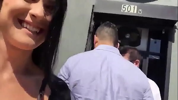 Mostrando a buceta em p&uacute;blico.