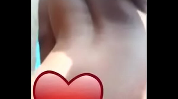 Elle remue sasses fesses  