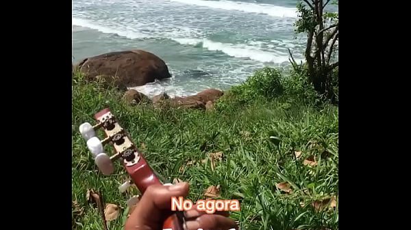 Cantor mostrando seu talento  