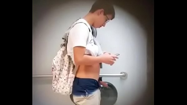 Branquinho gostoso mijando e batendo uma (sem gozada)